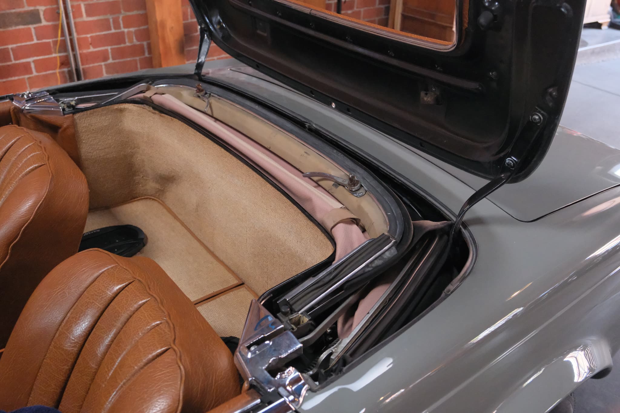 1967 Mercedes-Benz 250SL — Interior