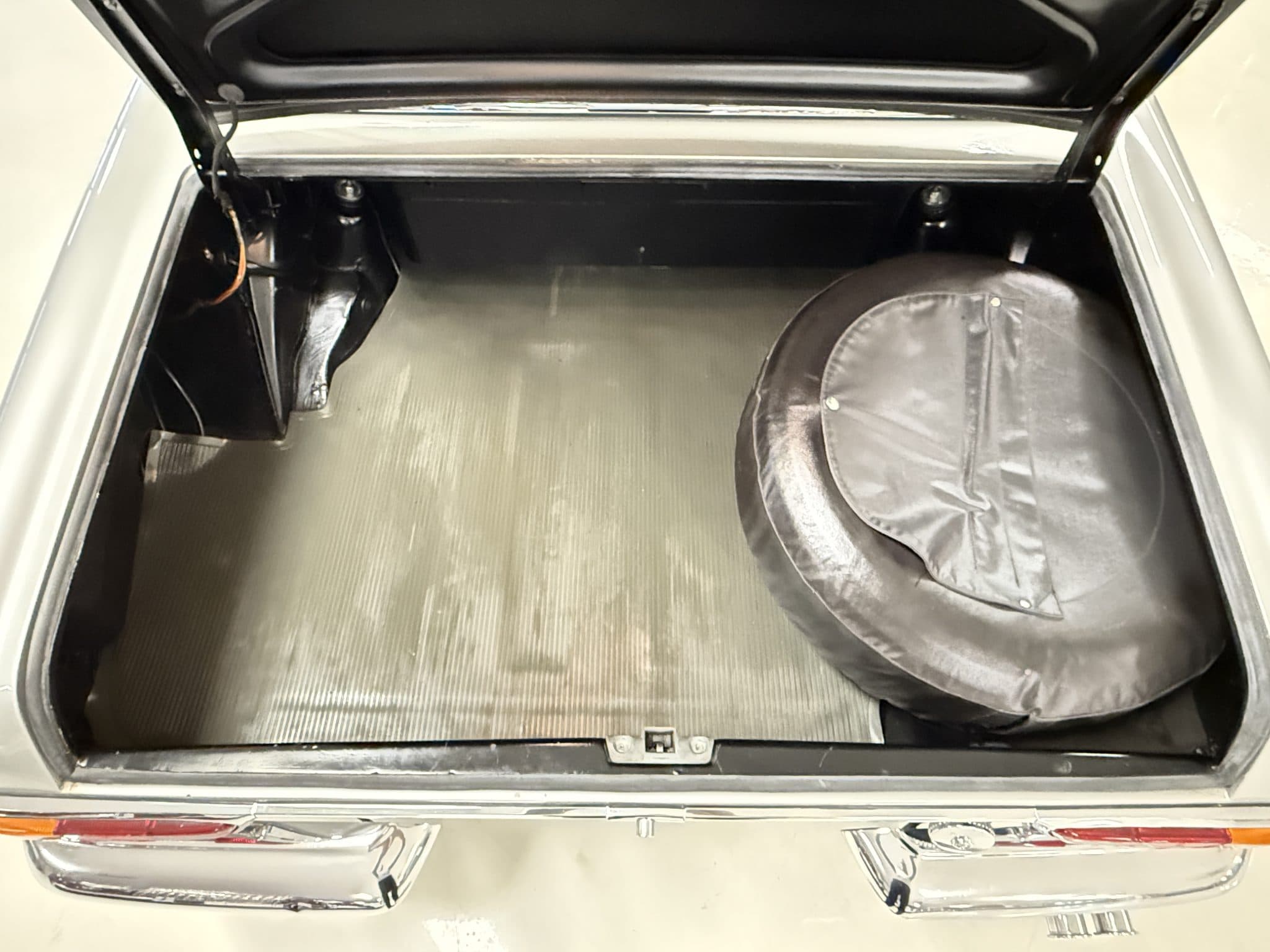 1970 Mercedes-Benz 280SLC — Interior