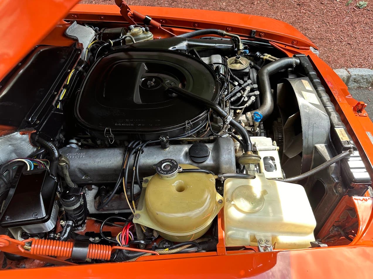 1978 Mercedes-Benz 450SL — Motor