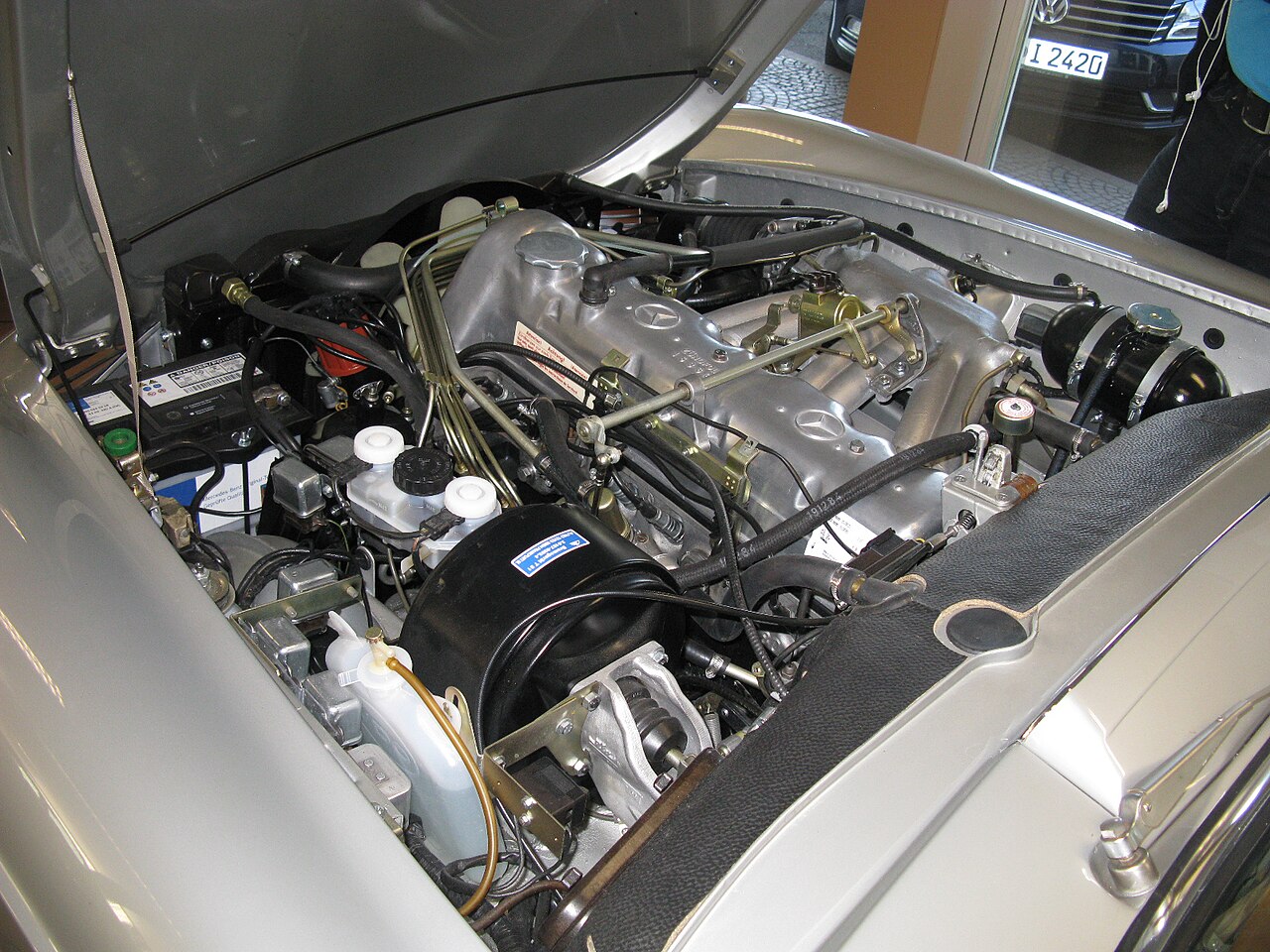Motor M130 2,8L OHC de seis cilindros en línea