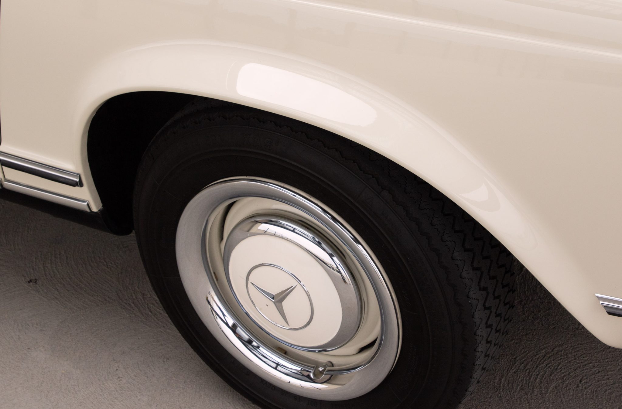 1965 Mercedes-Benz 230SL - Exterior