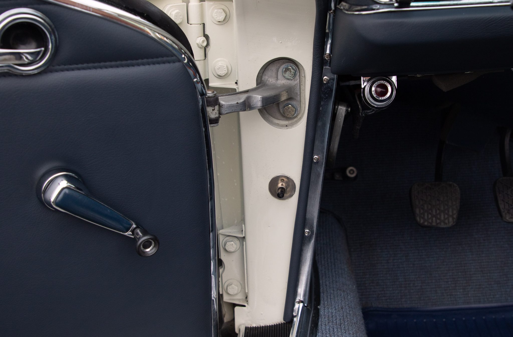 1965 Mercedes-Benz 230SL - Interior