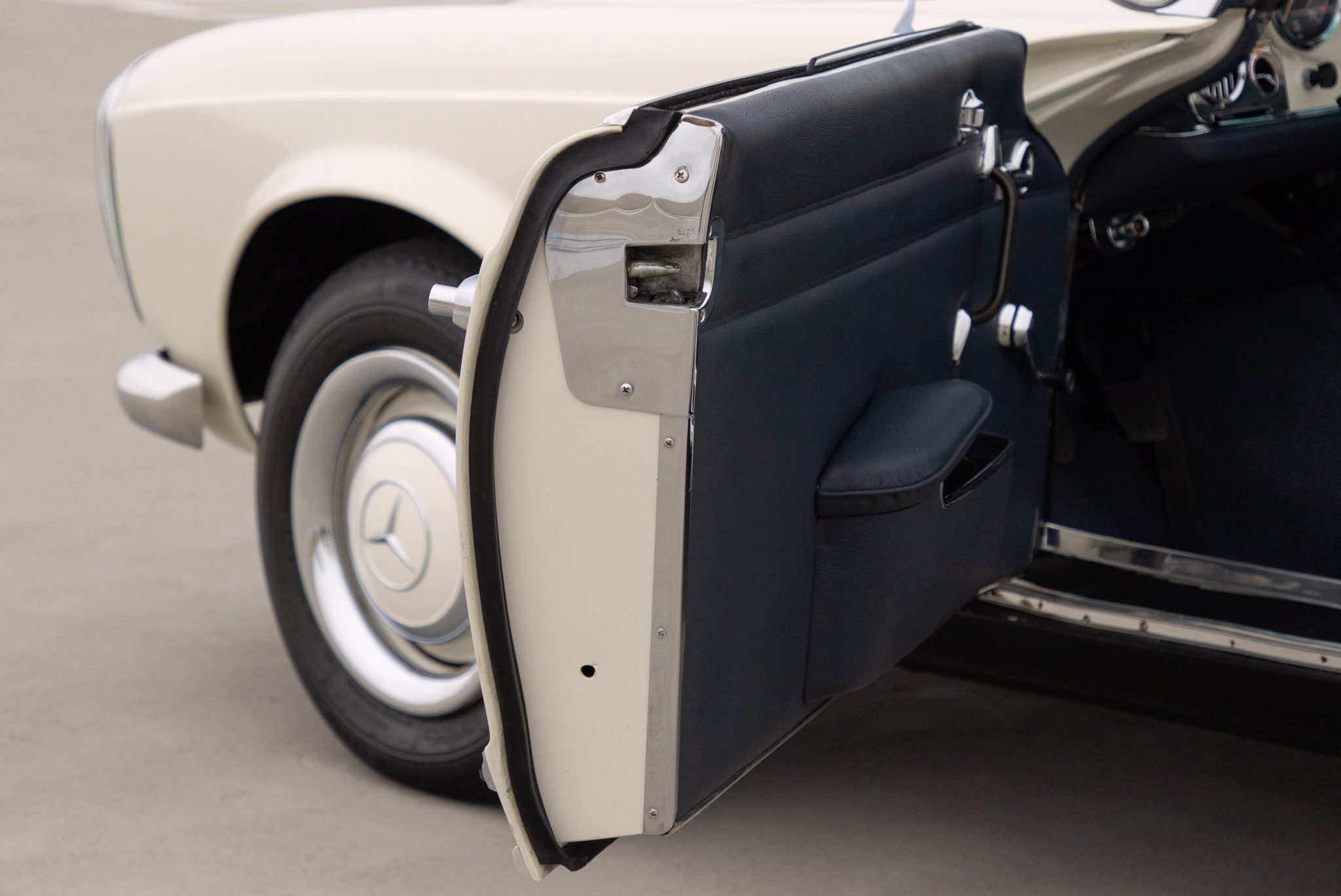 1965 Mercedes-Benz 230SL - Interior