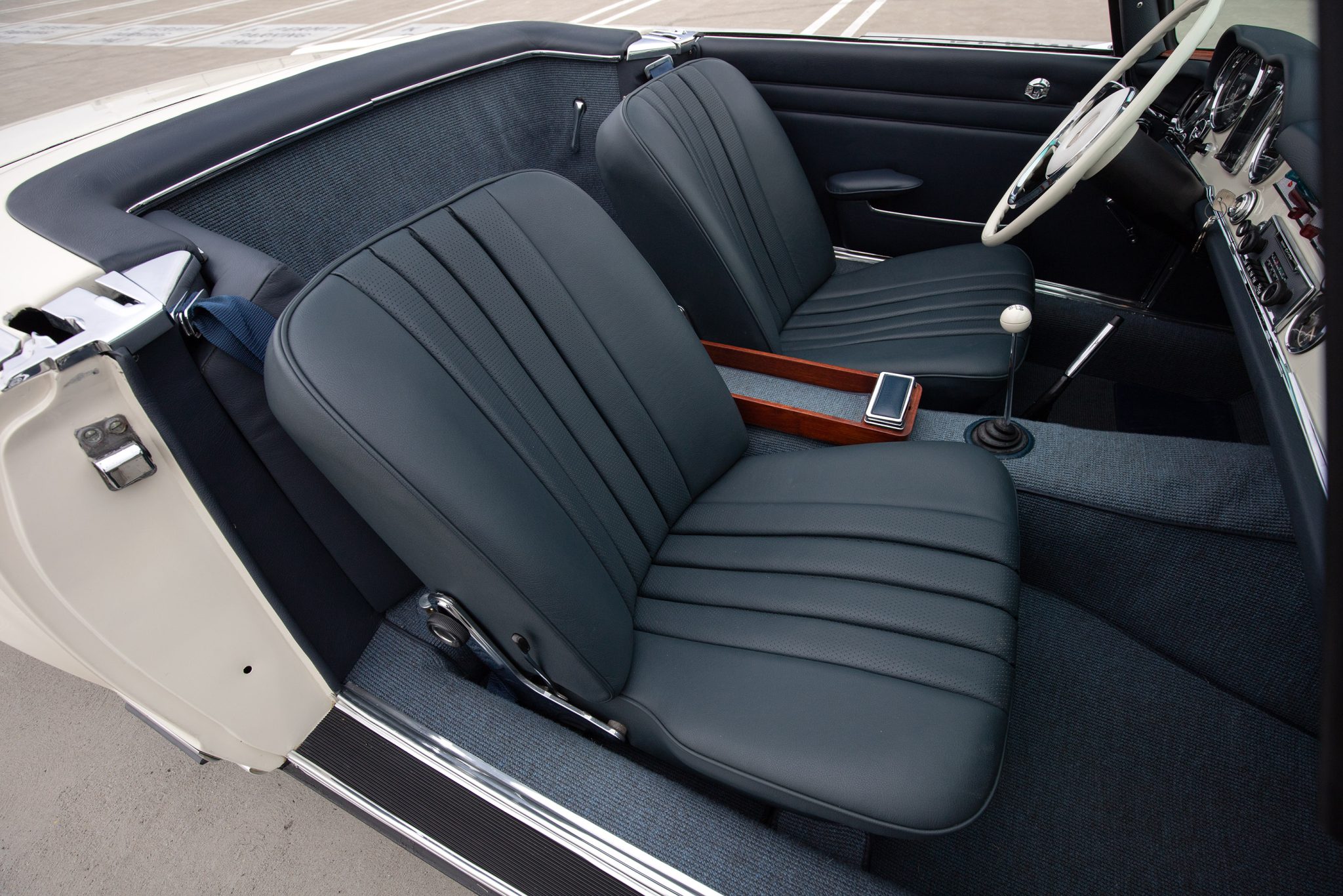 1965 Mercedes-Benz 230SL - Interior