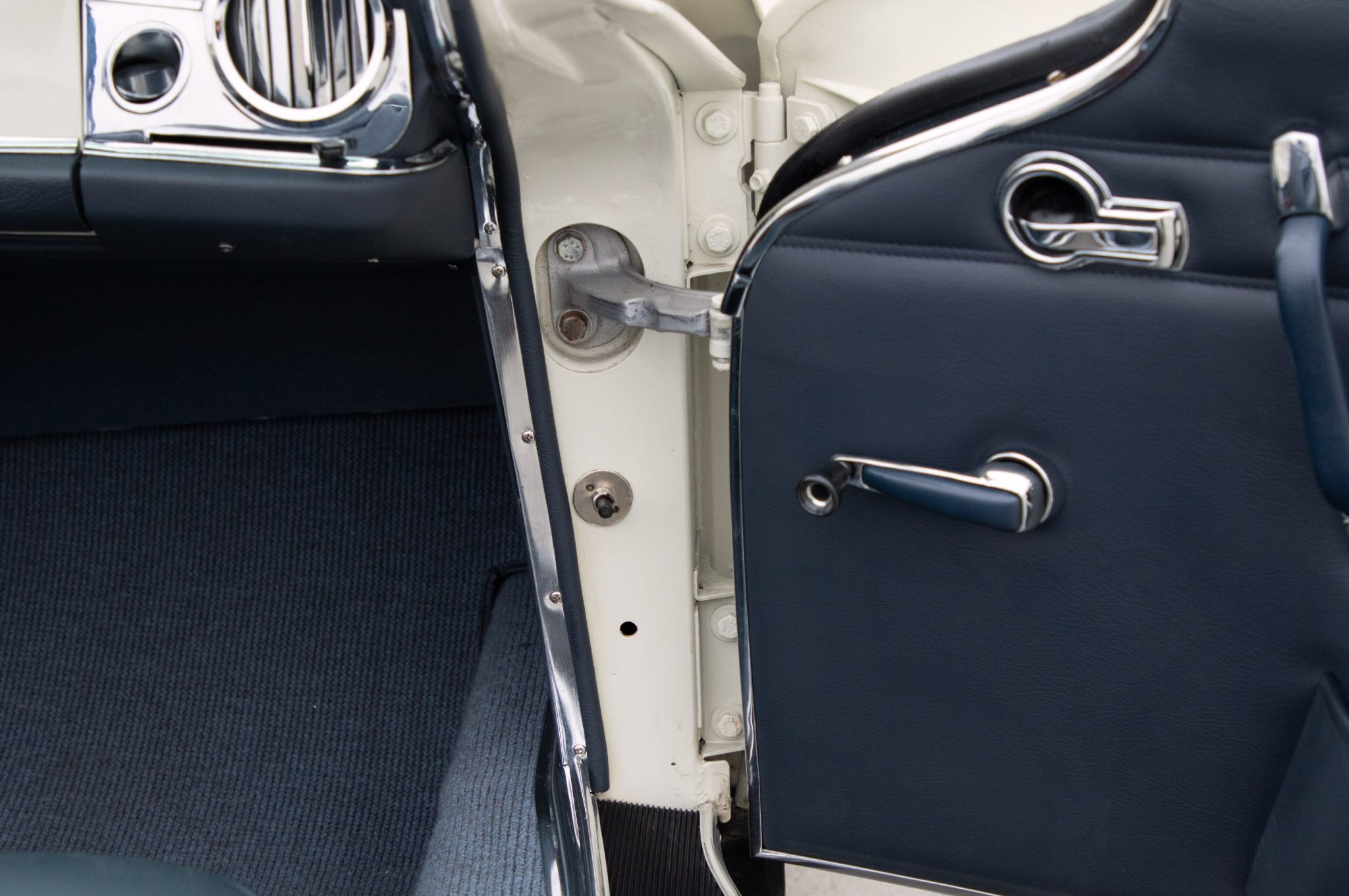 1965 Mercedes-Benz 230SL - Interior