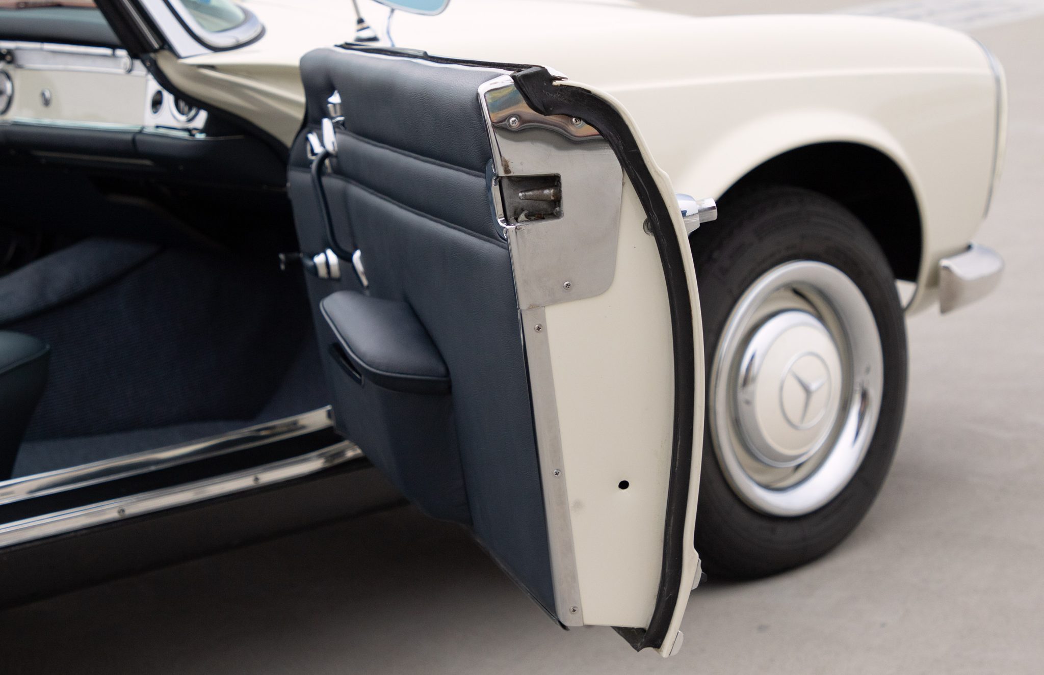 1965 Mercedes-Benz 230SL - Interior