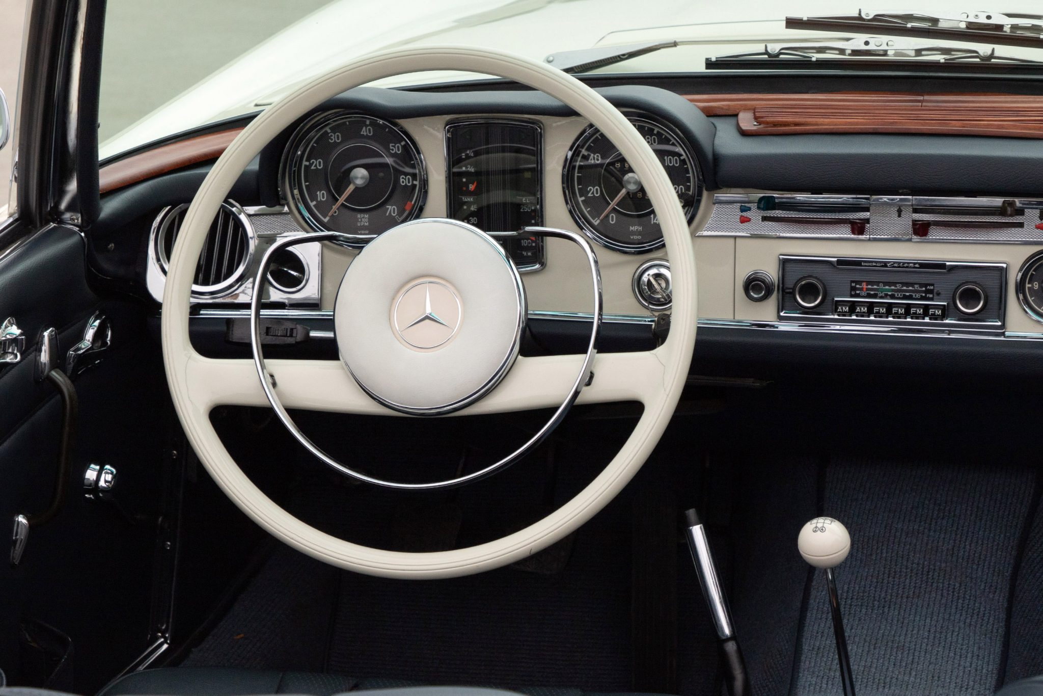 1965 Mercedes-Benz 230SL - Interior