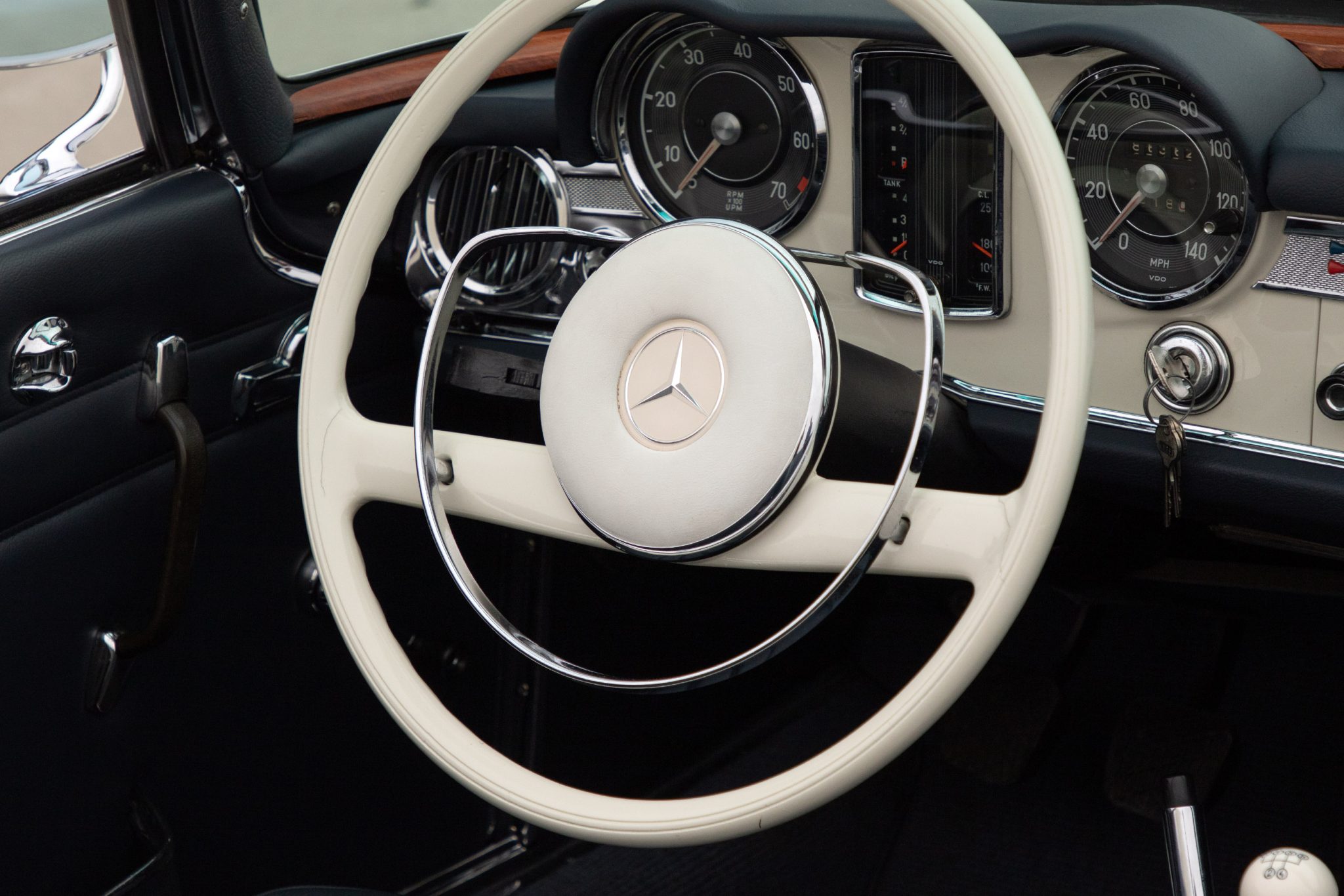 1965 Mercedes-Benz 230SL - Interior