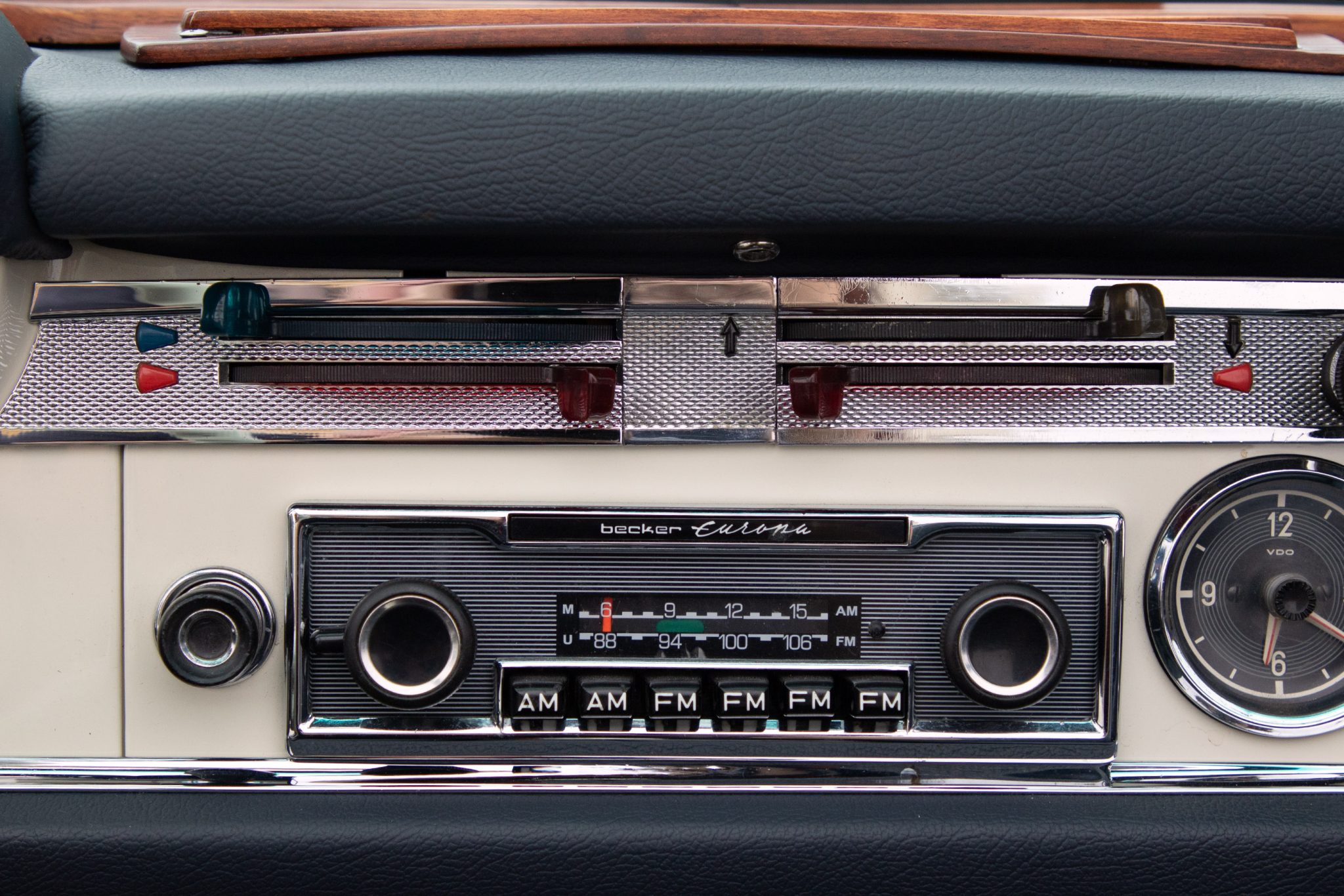 1965 Mercedes-Benz 230SL - Interior