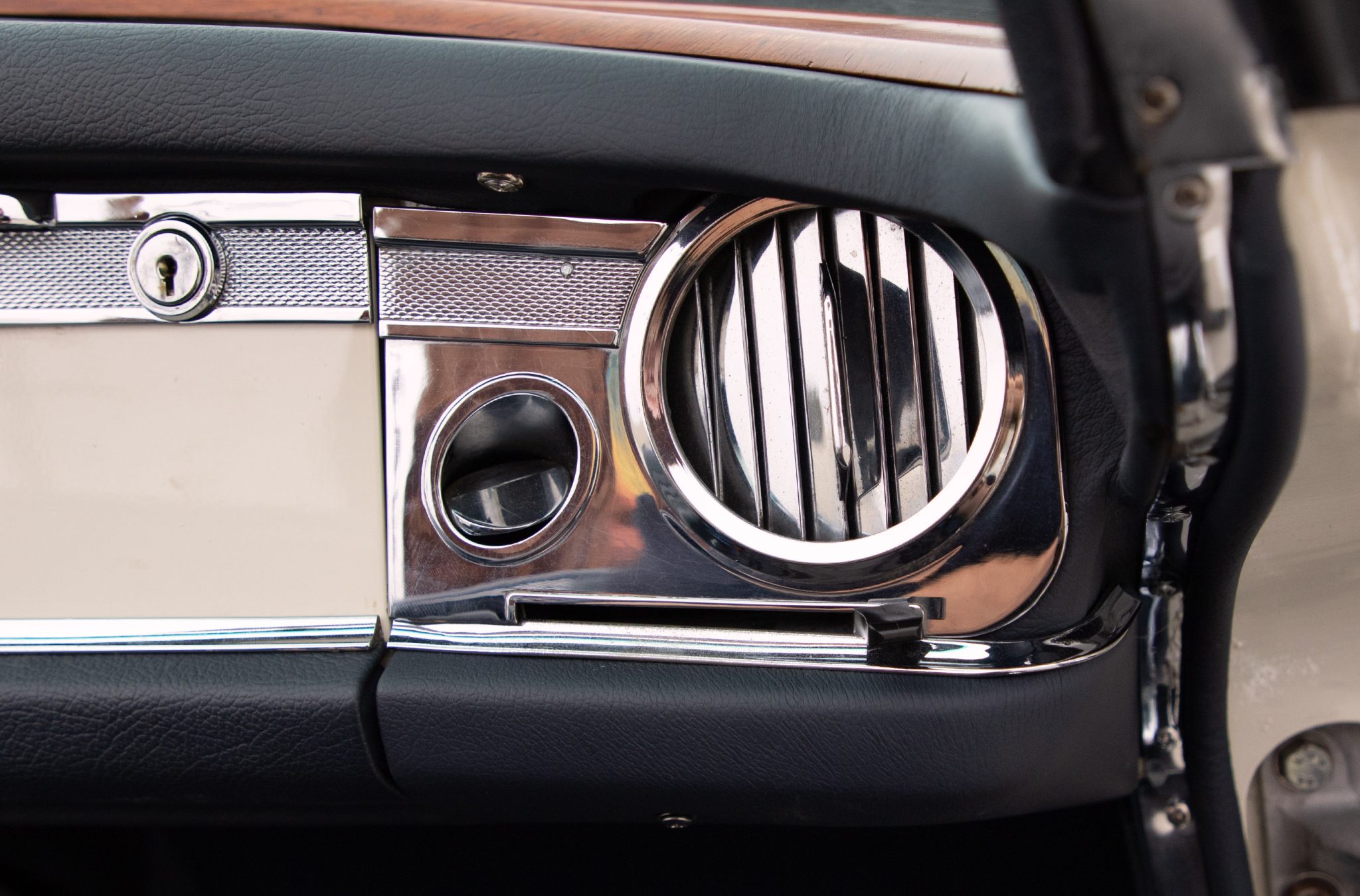 1965 Mercedes-Benz 230SL - Interior