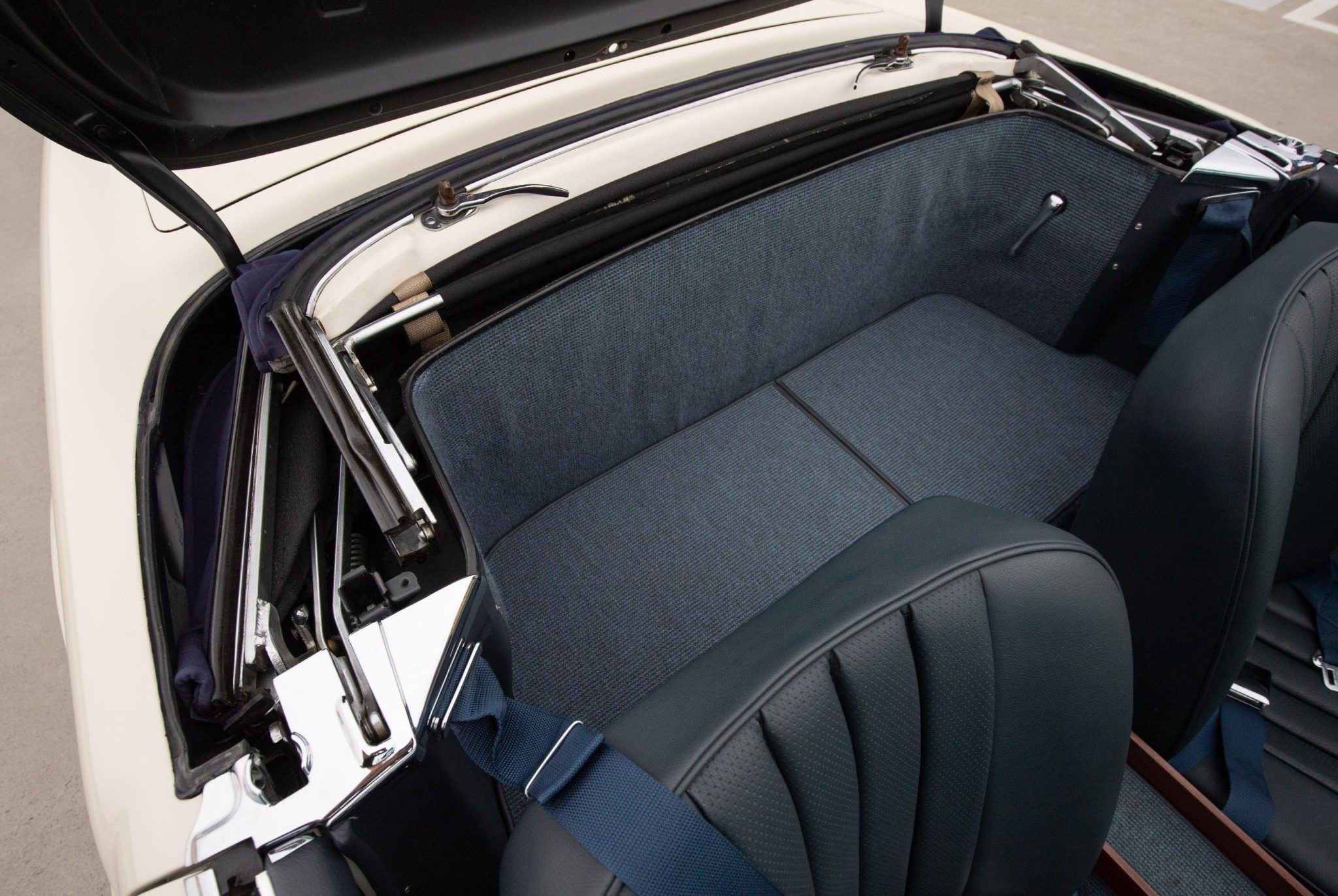 1965 Mercedes-Benz 230SL - Interior