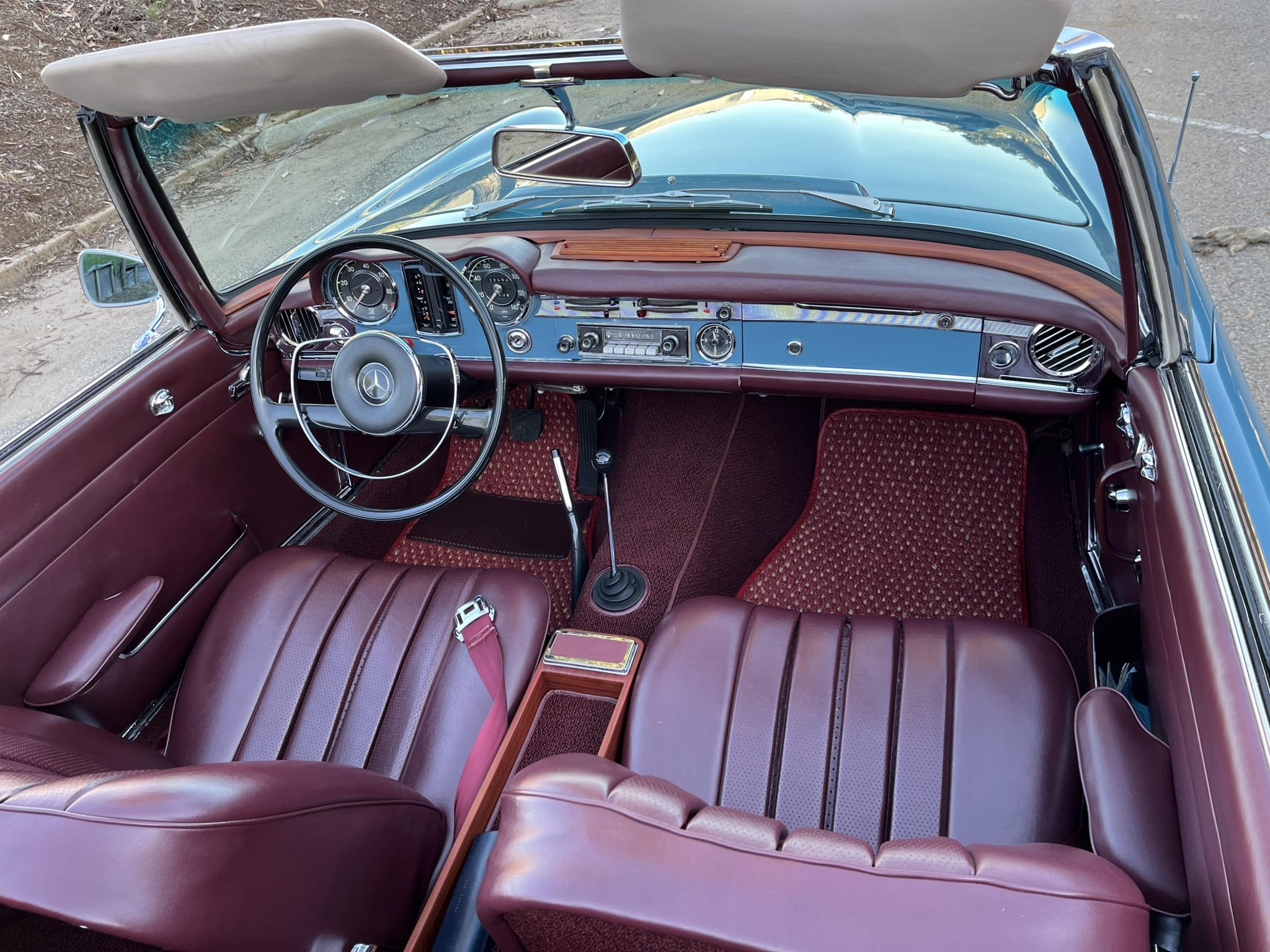 Manual de cuatro velocidades - 1966 Mercedes-Benz 230SL - Interior