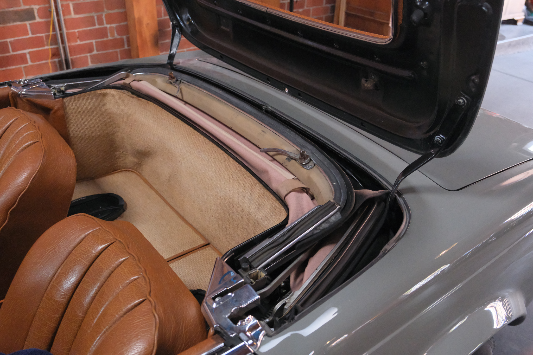 1967 Mercedes-Benz 250SL - Interior