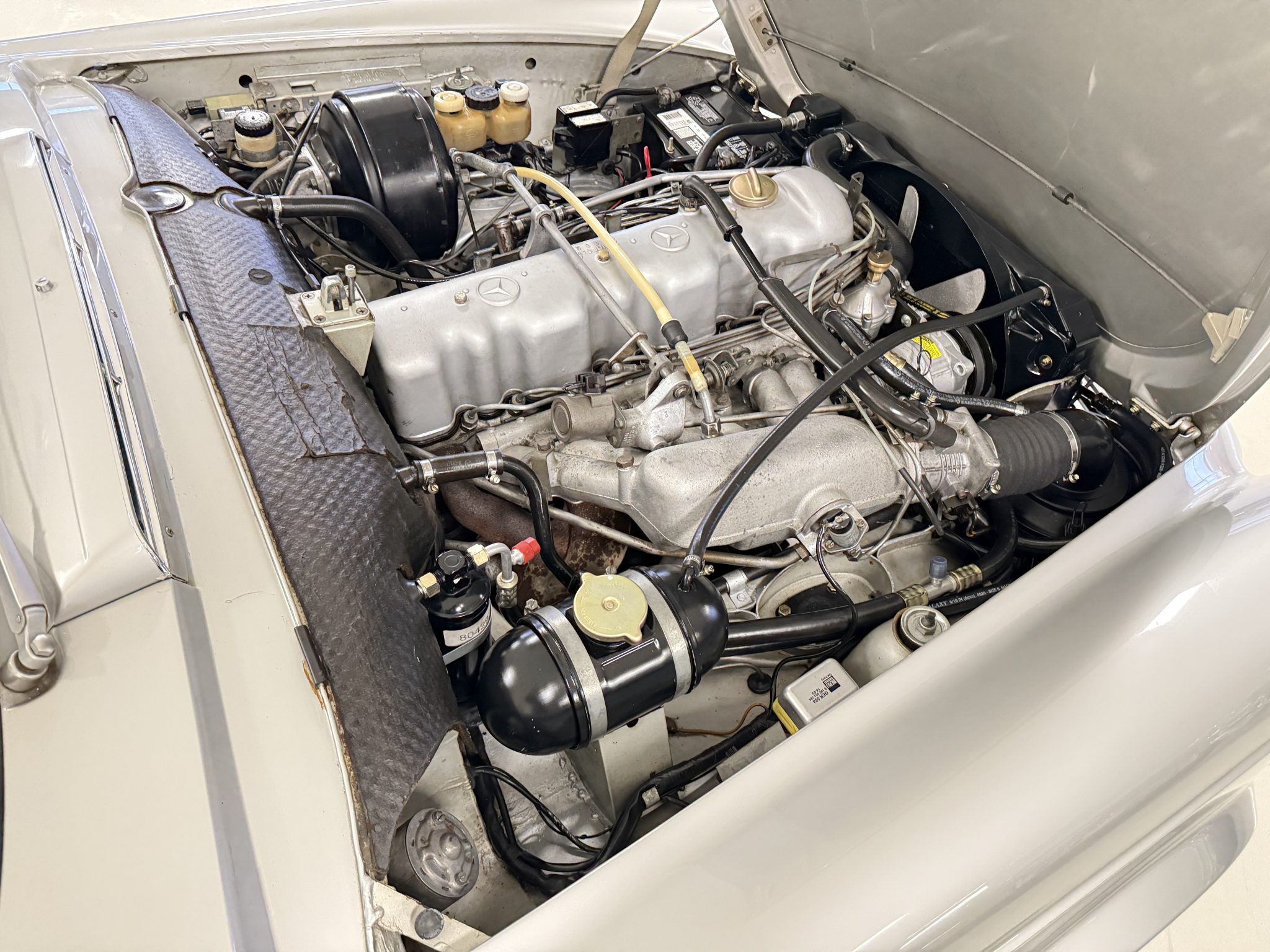 Motor M130 2,8L OHC de seis cilindros en línea - 1970 Mercedes-Benz 280SL - Motor