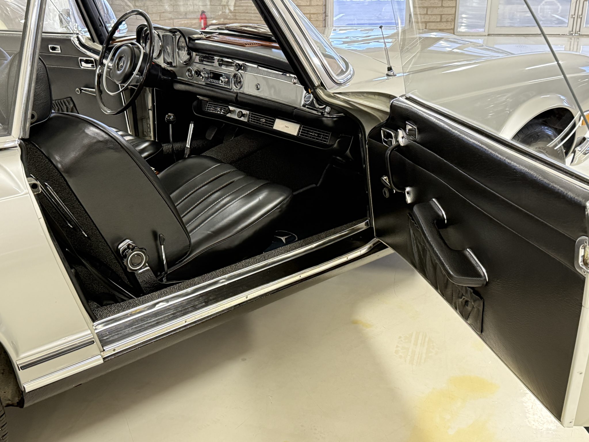 1970 Mercedes-Benz 280SL - Interior