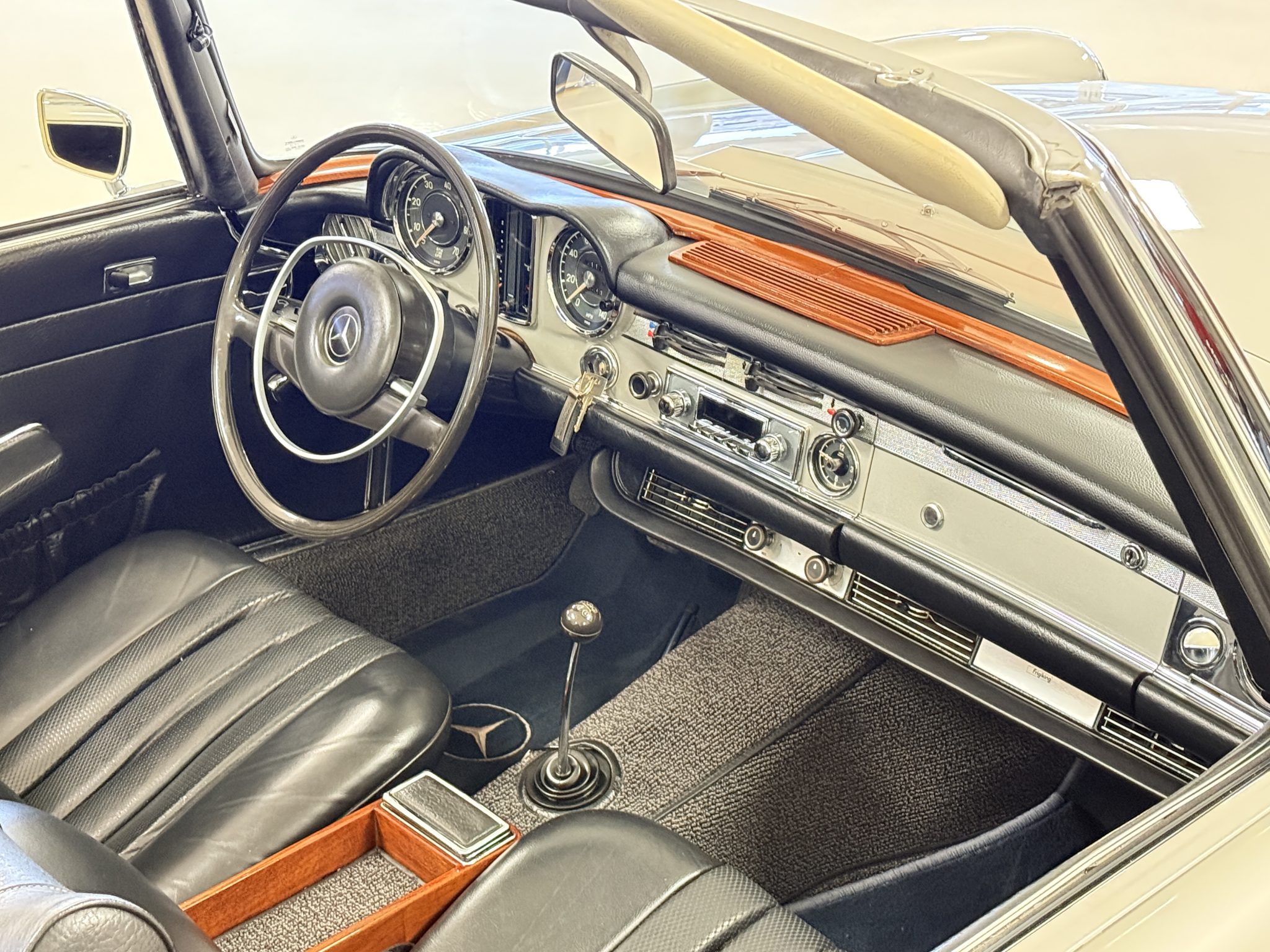 1970 Mercedes-Benz 280SL - Interior