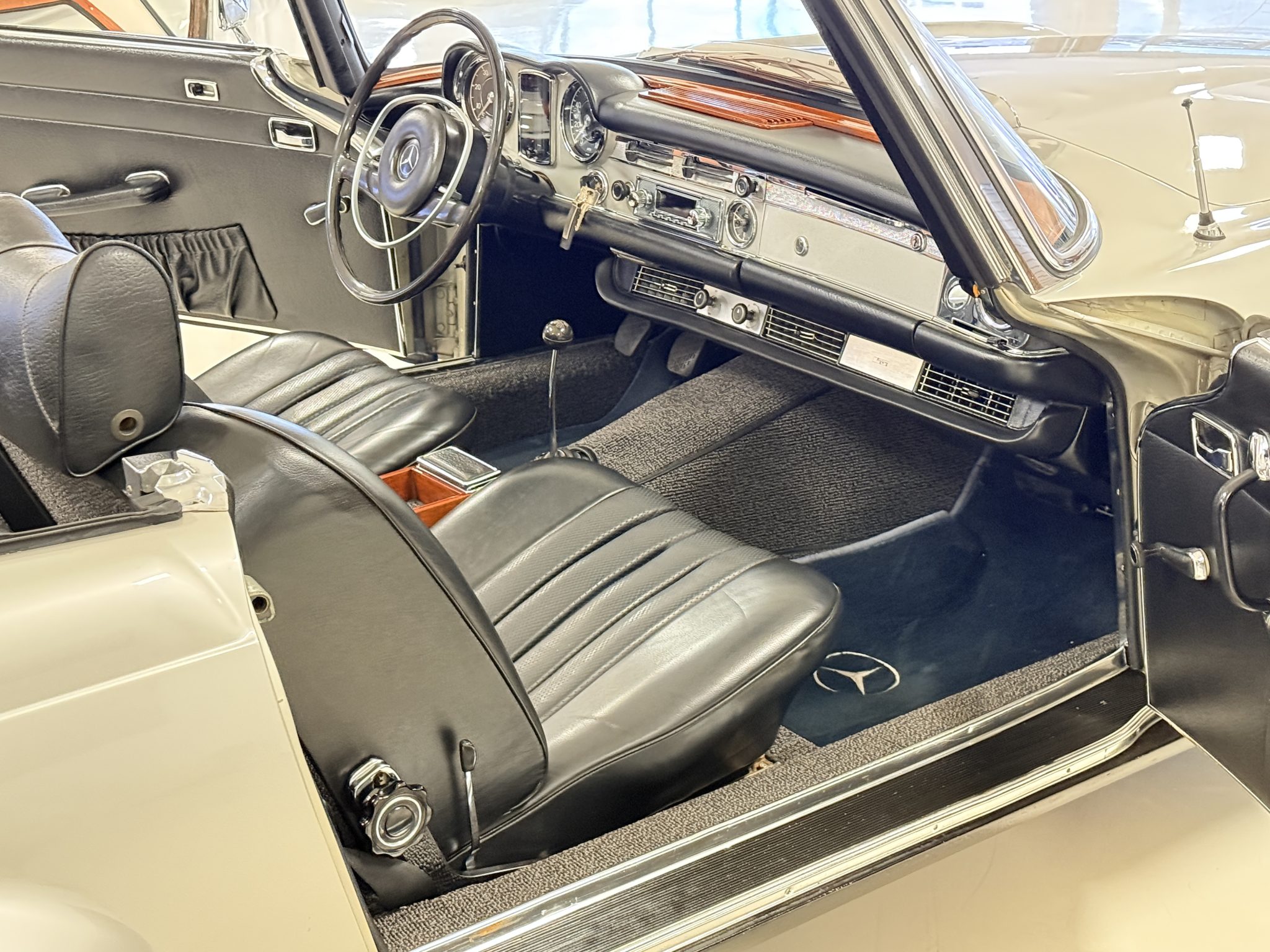 1970 Mercedes-Benz 280SL - Interior