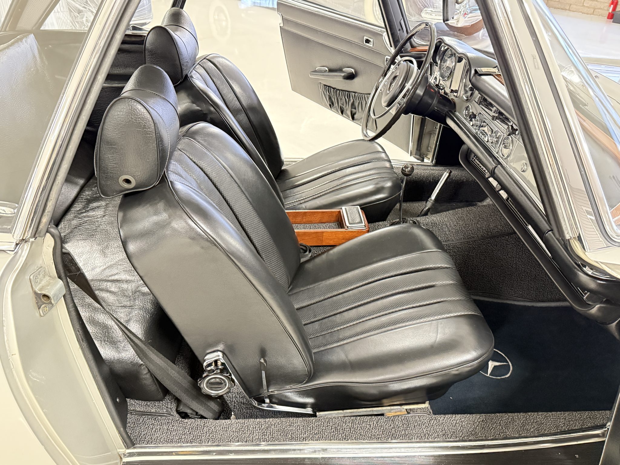 1970 Mercedes-Benz 280SL - Interior