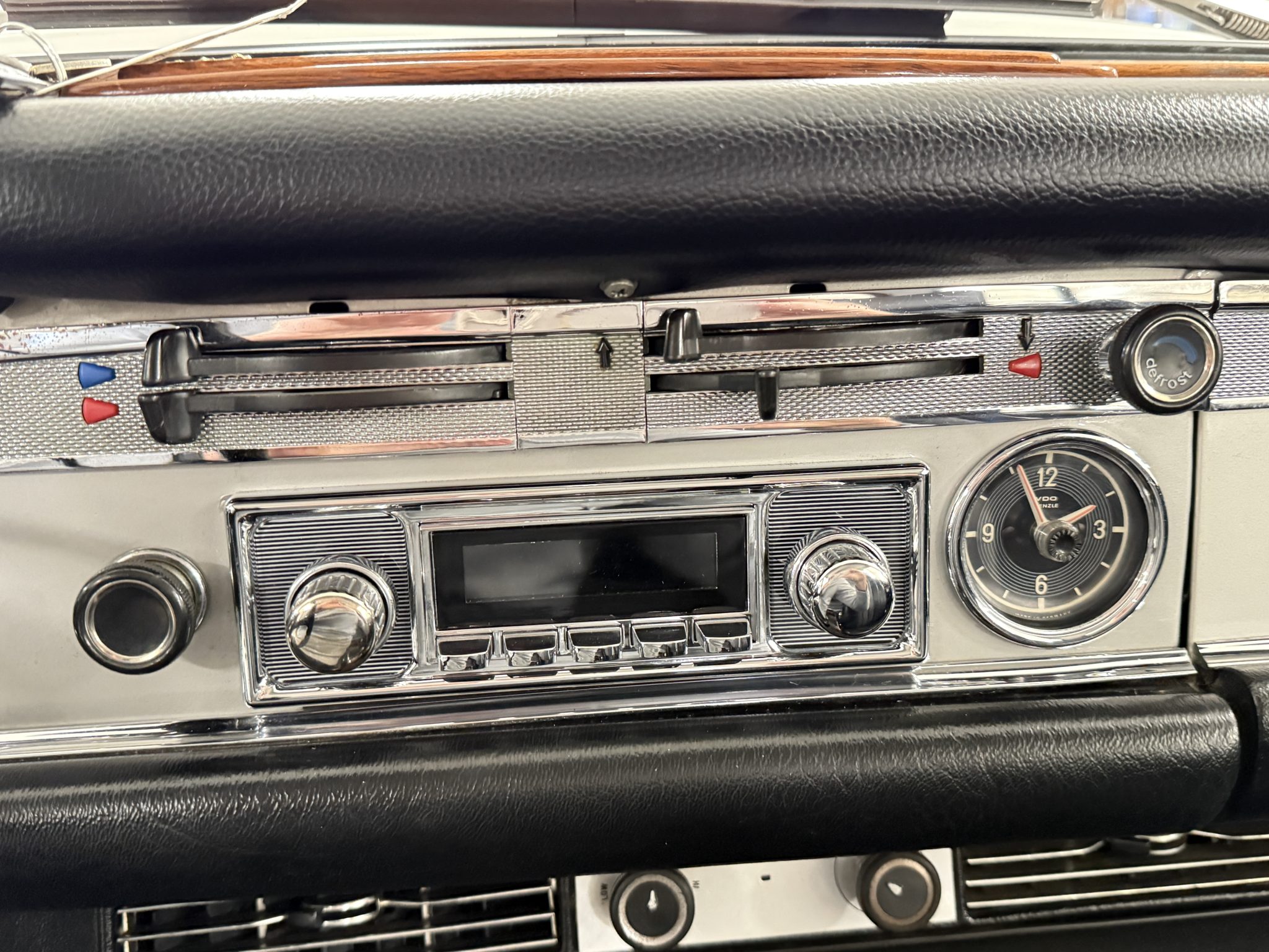 1970 Mercedes-Benz 280SL - Interior