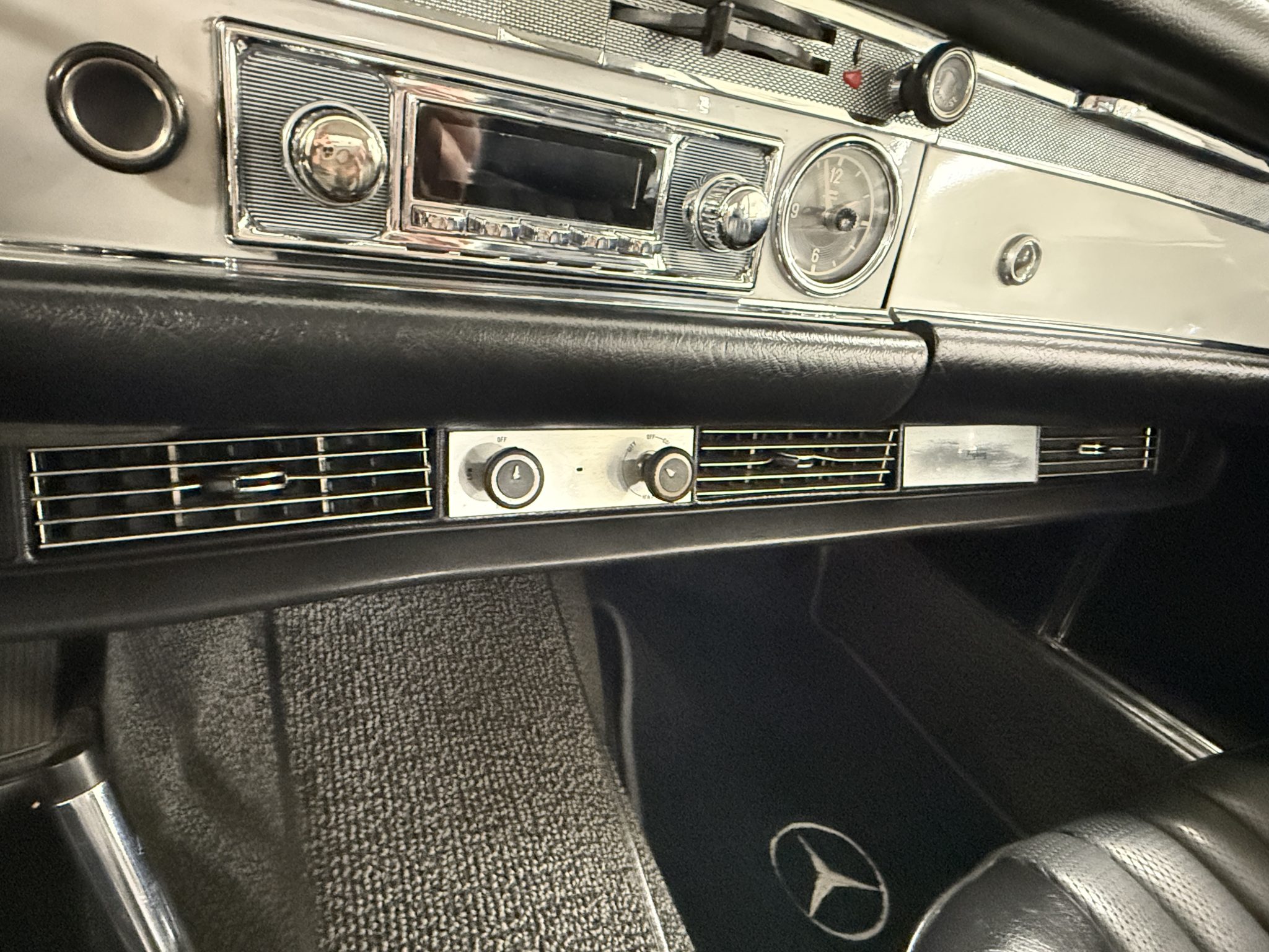 1970 Mercedes-Benz 280SL - Interior