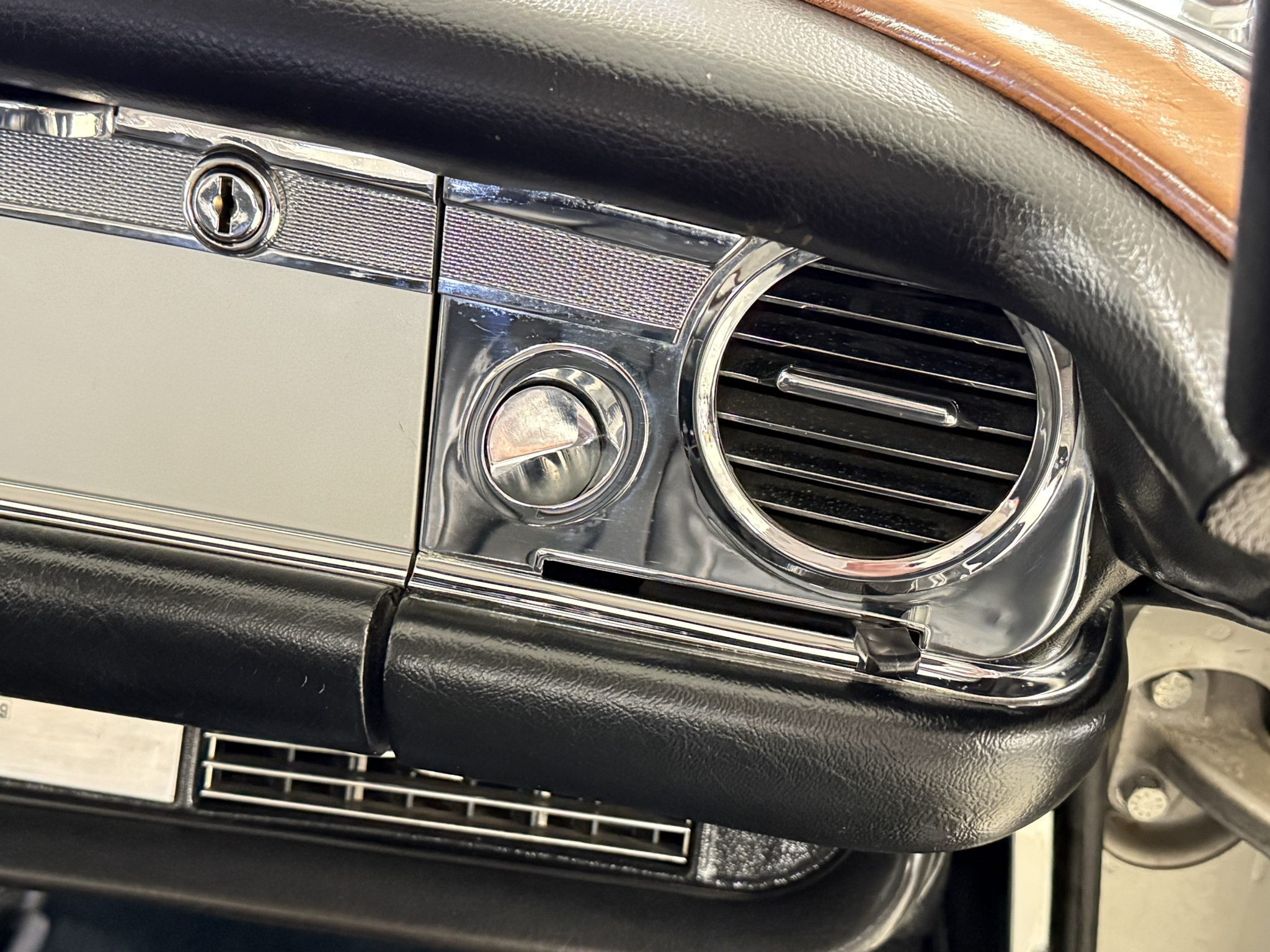 1970 Mercedes-Benz 280SL - Interior