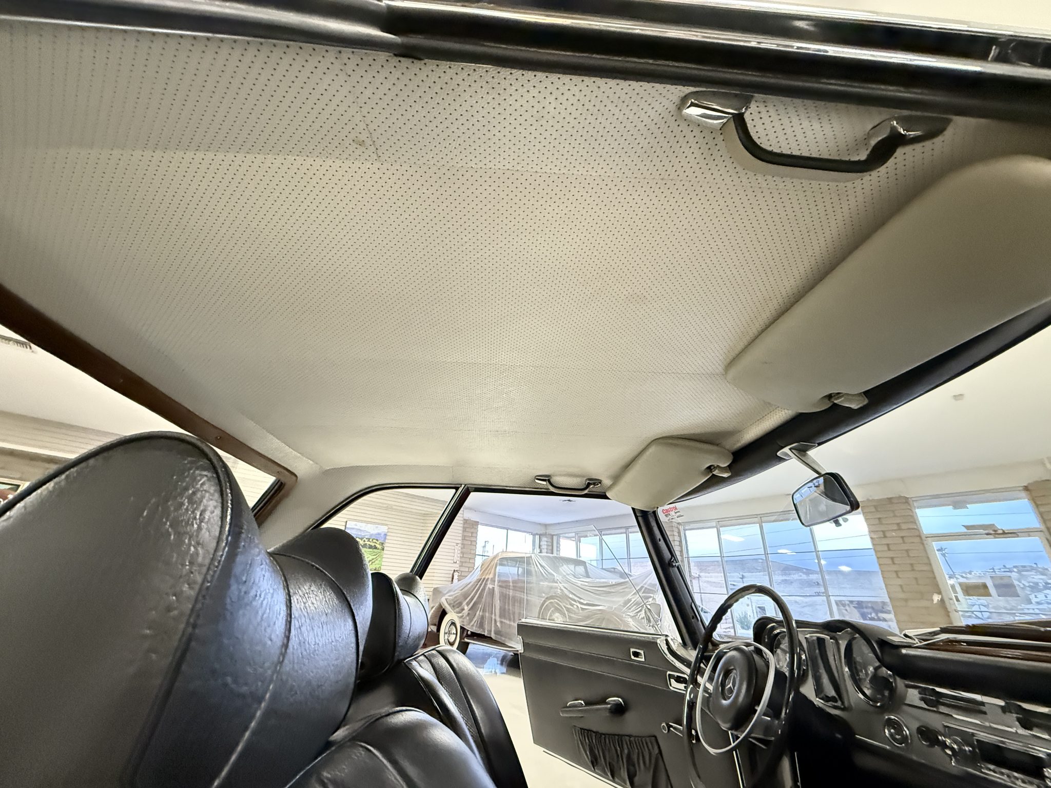 1970 Mercedes-Benz 280SL - Interior