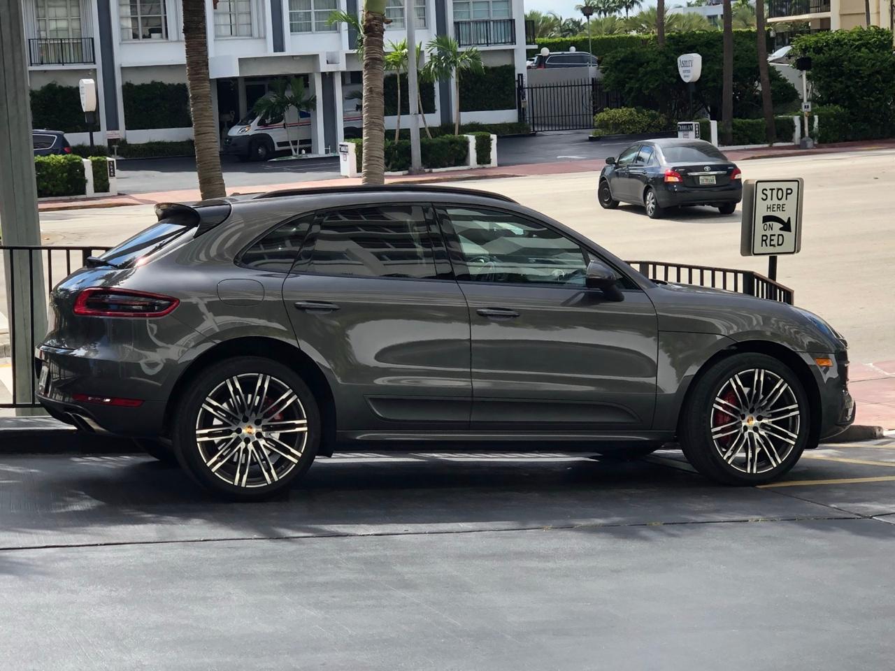 Tracción integral Porsche Traction Management - 2016 Porsche Macan Turbo - Exterior