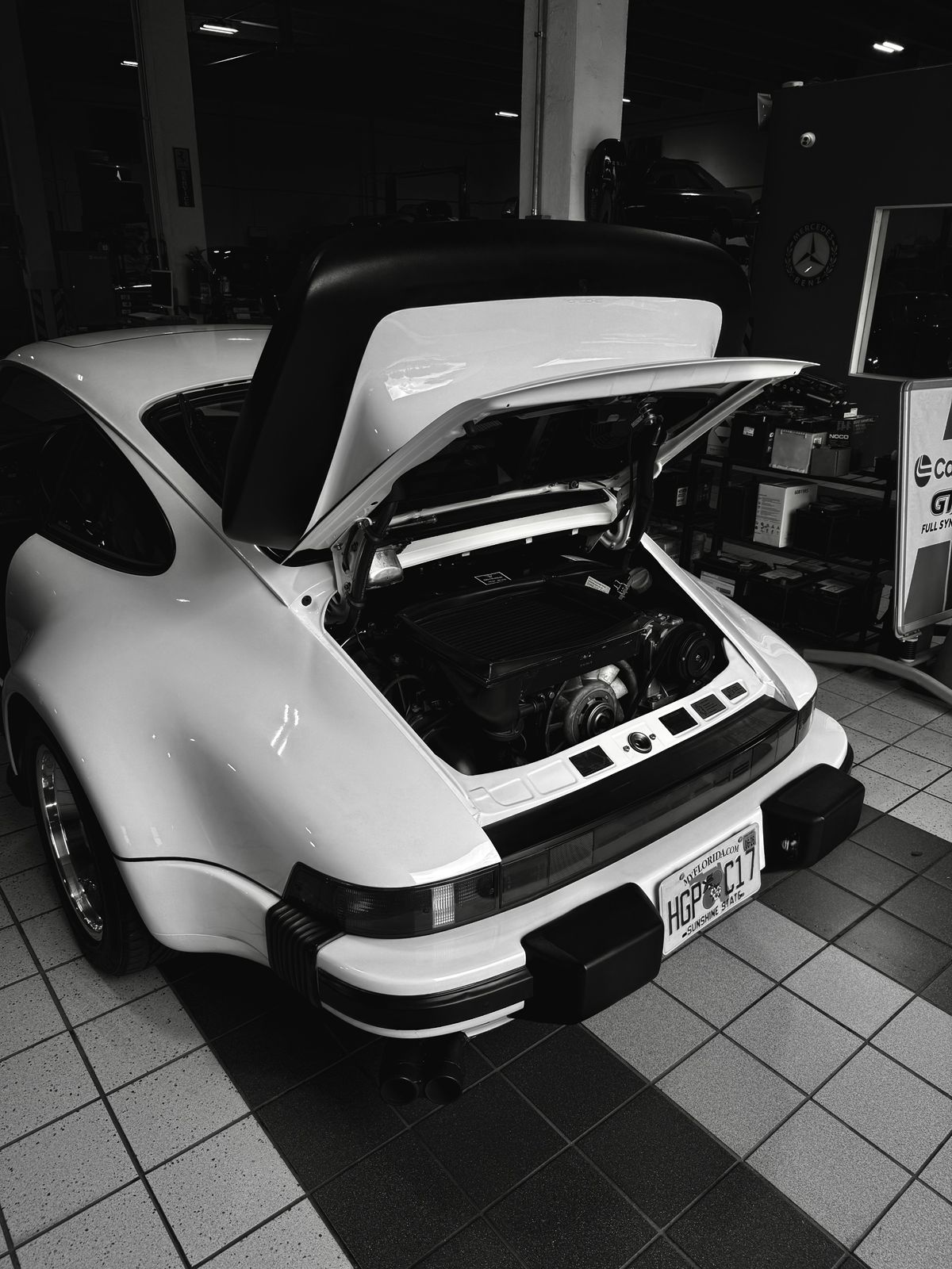 1988 Porsche 911 Turbo (930) - Open engine bay
