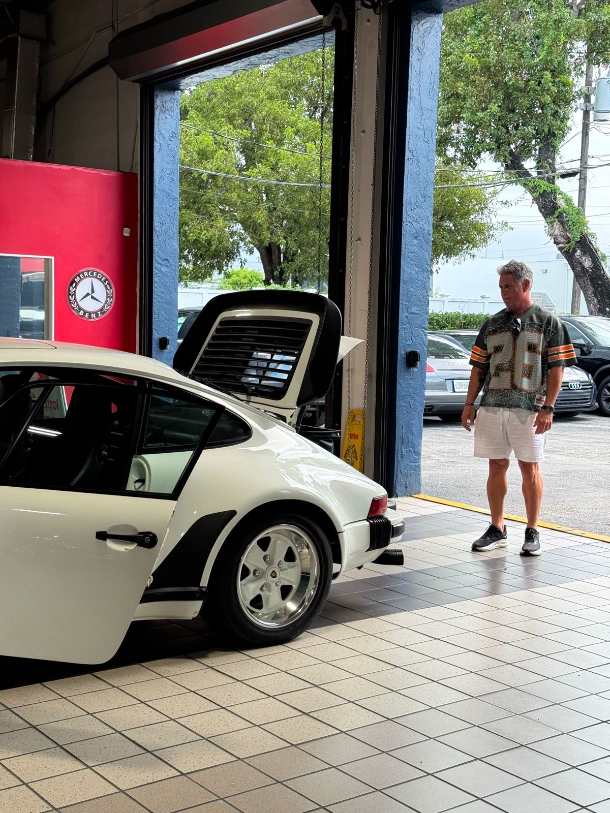 1988 Porsche 911 Turbo (930) - Workshop exterior